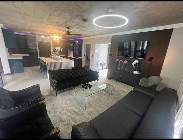 4 BEDROOM HOUSE FOR SALE IN LYNNWOOD